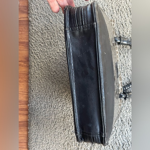 Christian Arts Reptile Print w/Cross bag. Unzips to lay flat!! 10.5”x9”x2.5”. - Picture 5 of 9